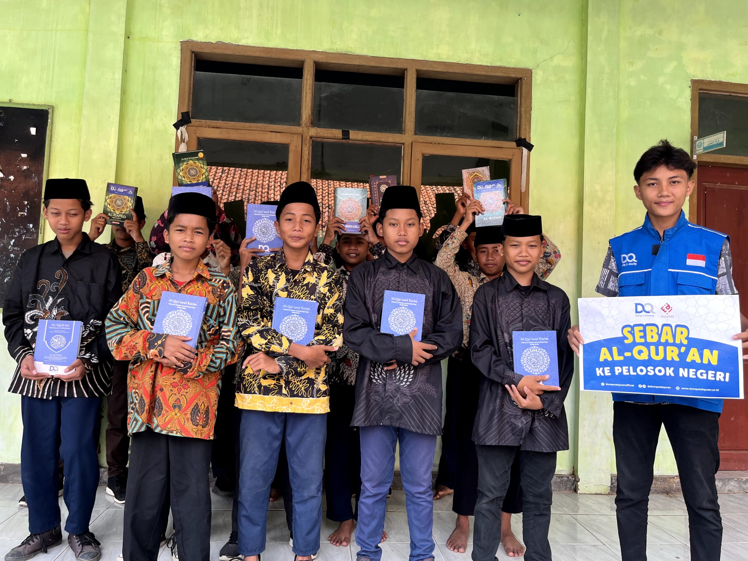 Penghafal Al-Qur’an dan Lansia di Pamekasan Terima Mushaf Al-Qur’an dari DQ