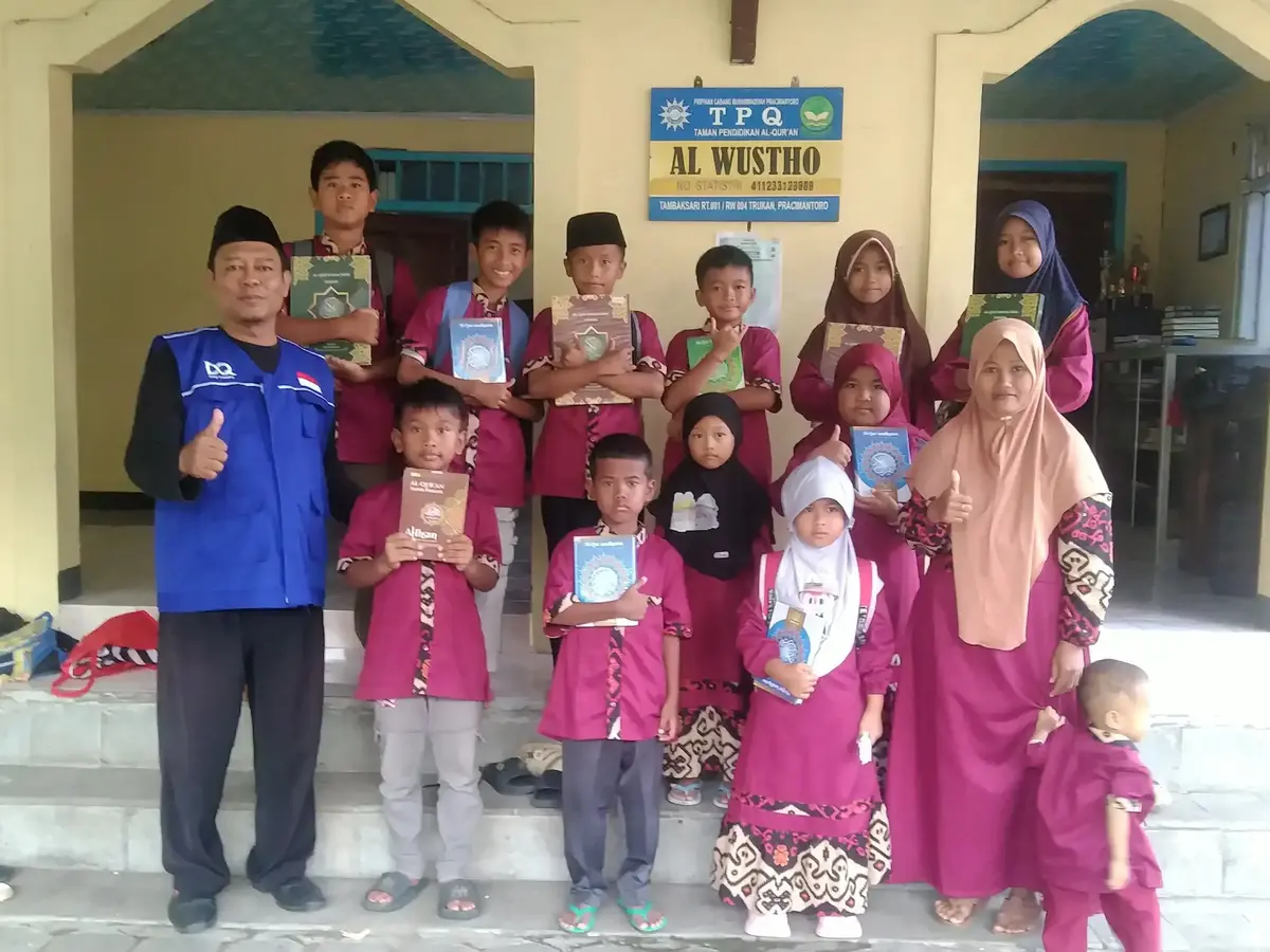 DQ Solo Salurkan Mushaf Al-Quran untuk Santri di Wonogiri