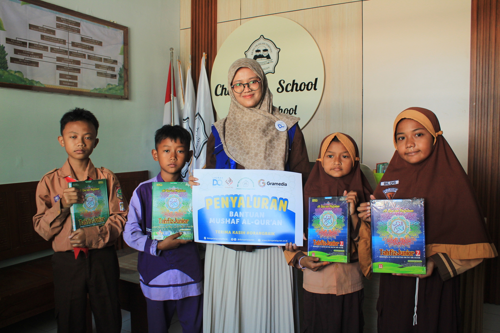 LAZNAS DQ Menyalurkan Mushaf Al-Quran ke Siswa Sekolah Cendekia Lamongan
